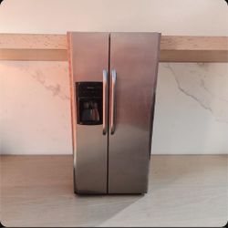 REFRIGERATOR..FRIDGE WORKS GREAT AND VERY CLEAN 