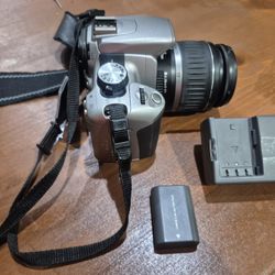 CANON DS126071 DIGITAL CAMERA WITH CHARGER AND 2 BATTERIES// MEMORY CARD NOT INCLUDED,  IN GOOD CONDITION 