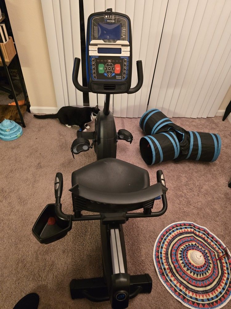 Nautilus R616 Recumbent Stationary Exercise Bike