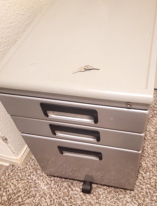 STUDIO RTA
Studio RTA File Cabinet Mobile, Locking 3 Drawer File Cabinet With keys π