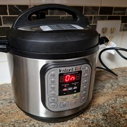 INSTANT POT 6-QUART ELECTRIC PRESSURE COOKER - GOOD WORKING CONDITION