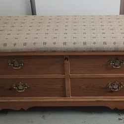 1992 Vtg LANE cedar lined blanket hope chest upholstered top