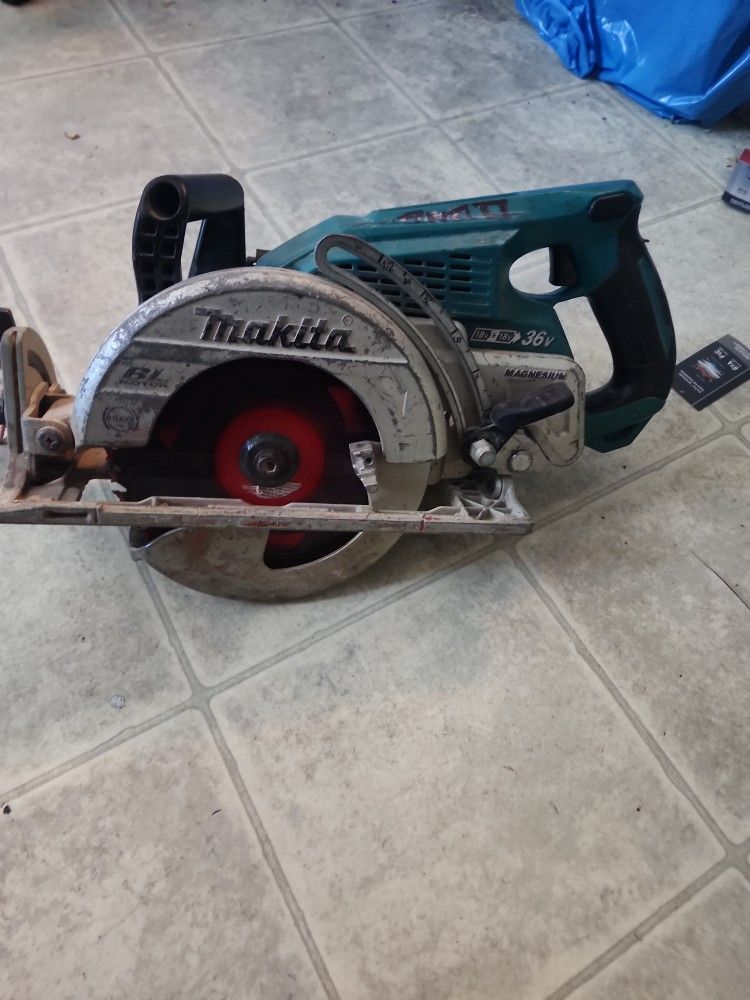 Two Batteries Makita 1 Charger Makita