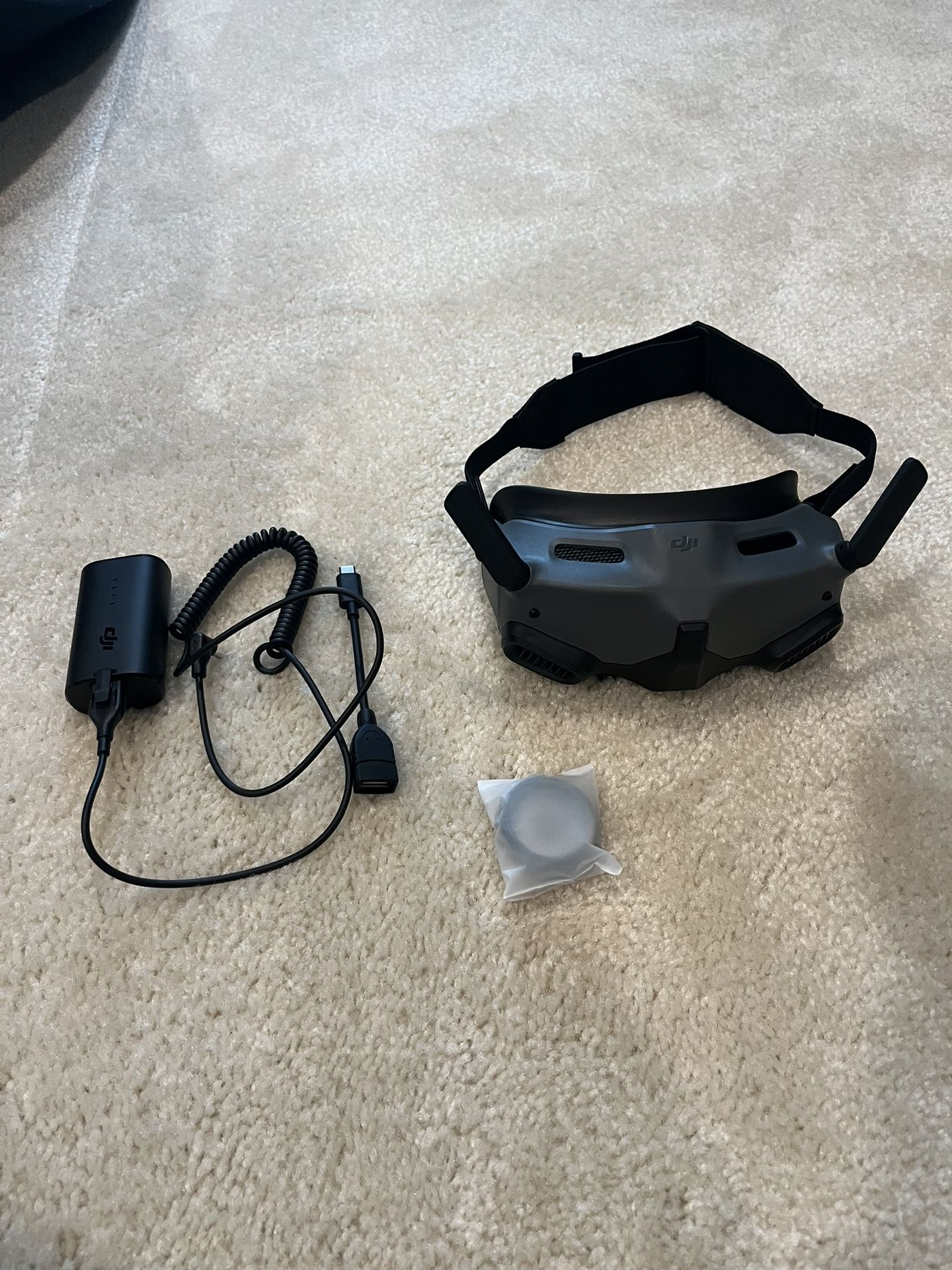 Dji Goggles 2 (Goggles, Eyeglass frames, USB-C to USB adapter, and Battery)