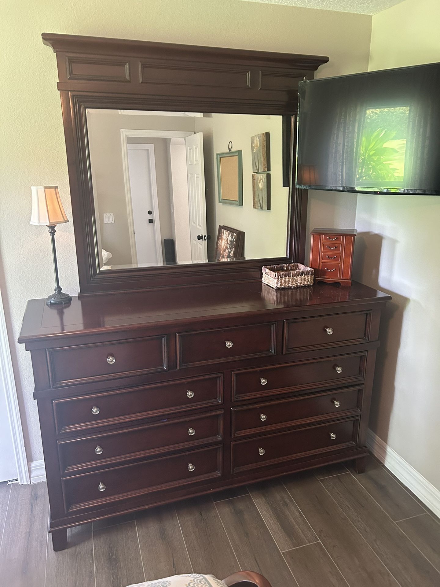 Queen bedroom set - Bed, Dresser, And Mirror