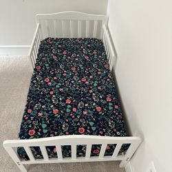 Toddler Bed With Munchkin Matress 