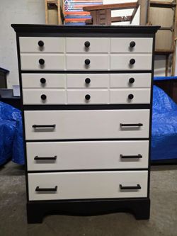 Modern White / Black 5 Drawer Tallboy Dresser