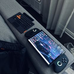 ONEXPLAYER X1 MINI 8840U 32GB RAM 2TB SSD HANDHELD PC 