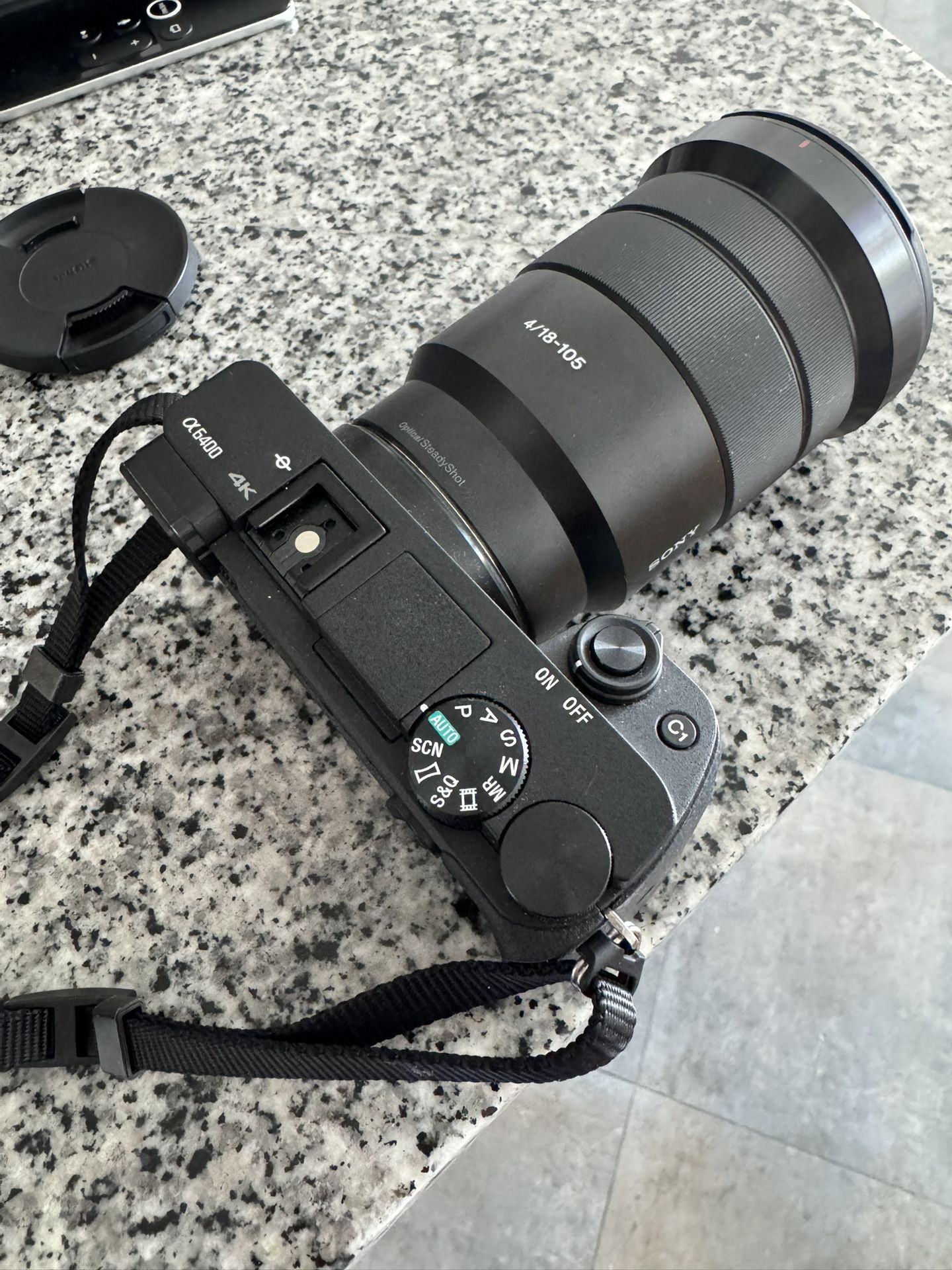 Sony Alpha A6400 + SELP18105G 18-105mm Lens