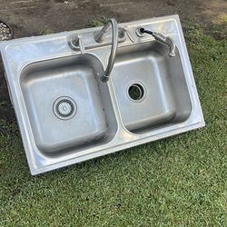 Stainless steel kitchen sink