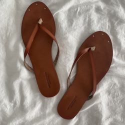 American Eagle Brown leather flip-flops size 8.