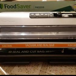 Foodsaver FM5200 vacuum sealer barely used the plastic cutter is missing other than that item works great 