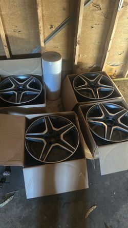 Mercedes Benz 18in amg rims w/ 2 new tires