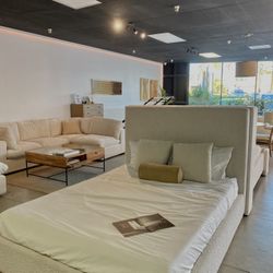 Luxury White Bouclé Bed w/ Solid Curved Headboard – Queen & King 🛏️ 