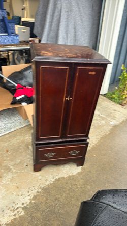 Jewelry hutch