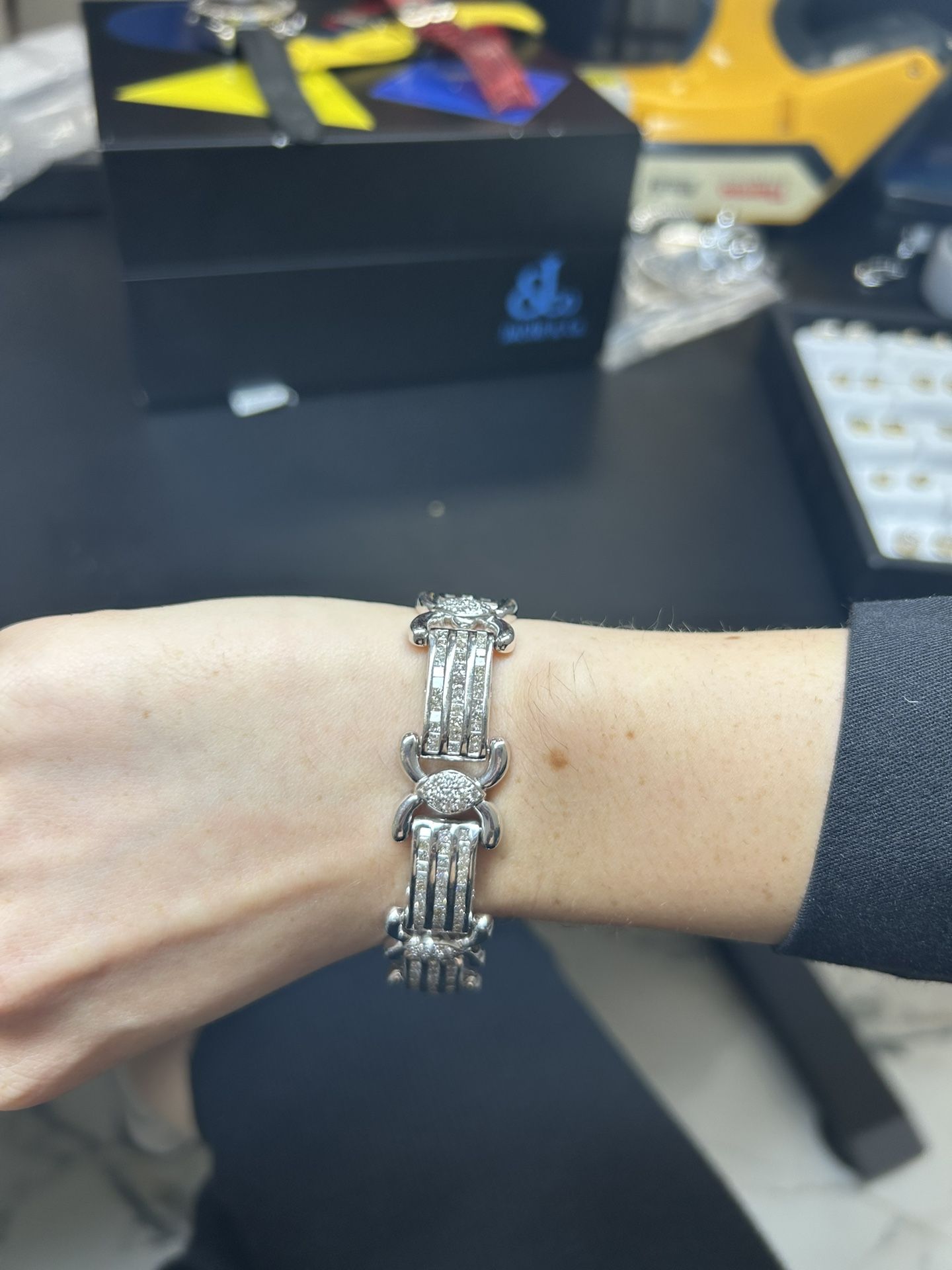 49 grams 18Kt Gold Vs Natural Diamonds Princess 12Ct Diamonds