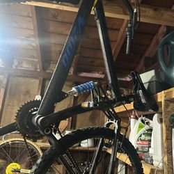 Genesis V2100 Mountain Bike 