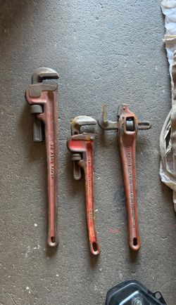 Pipe wrenches
