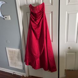 Wedding/Prom Size 8 David’s Bridal Red dress 