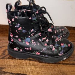 Girls flower lace up boots with side zipper.. Girls size 1.  