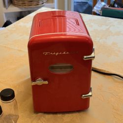 Mini Frigidaire Drink Or Make-Up Fridge w/9 Bottles - Red 