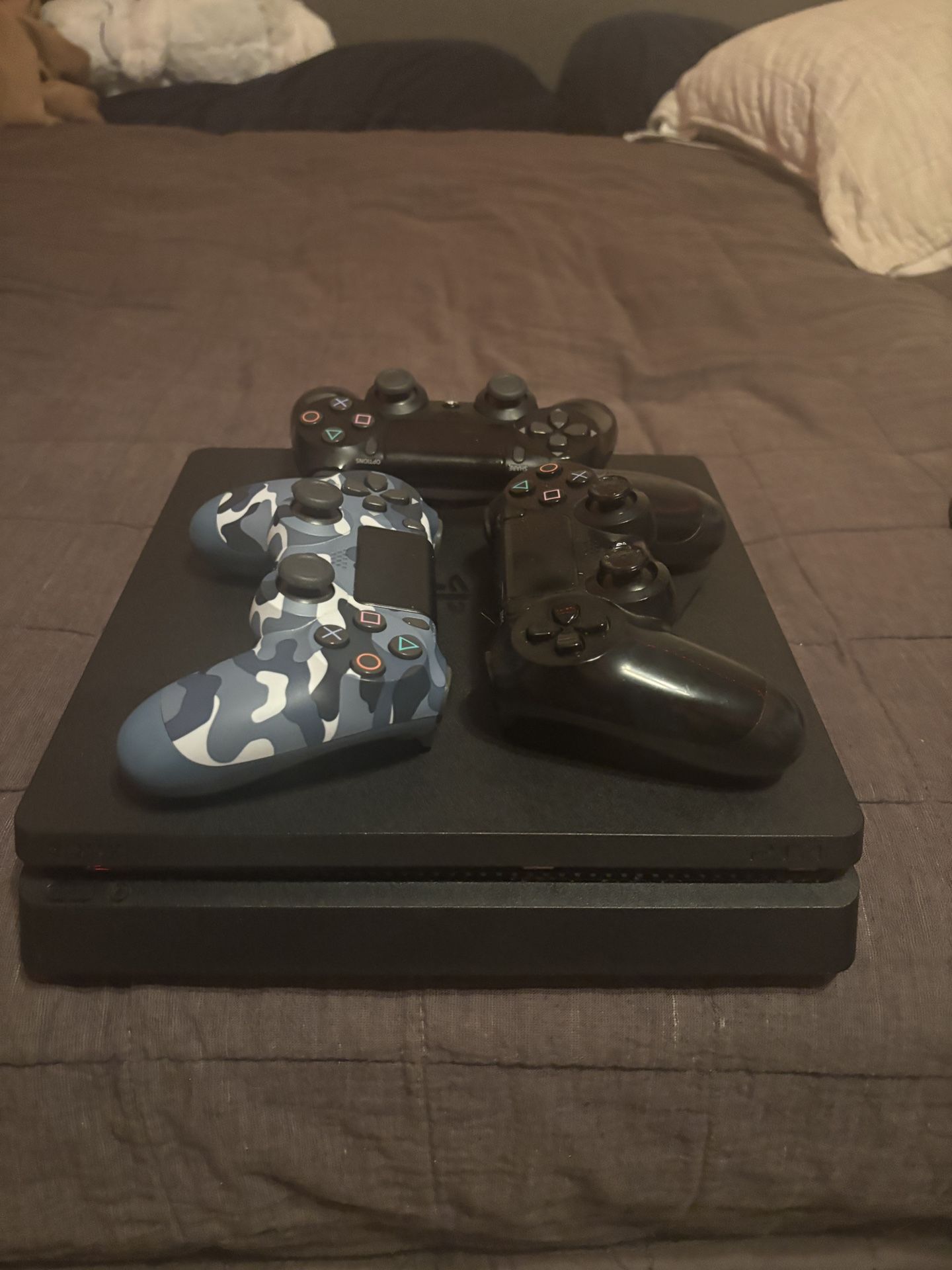 Playstation 4 with 3 controllers