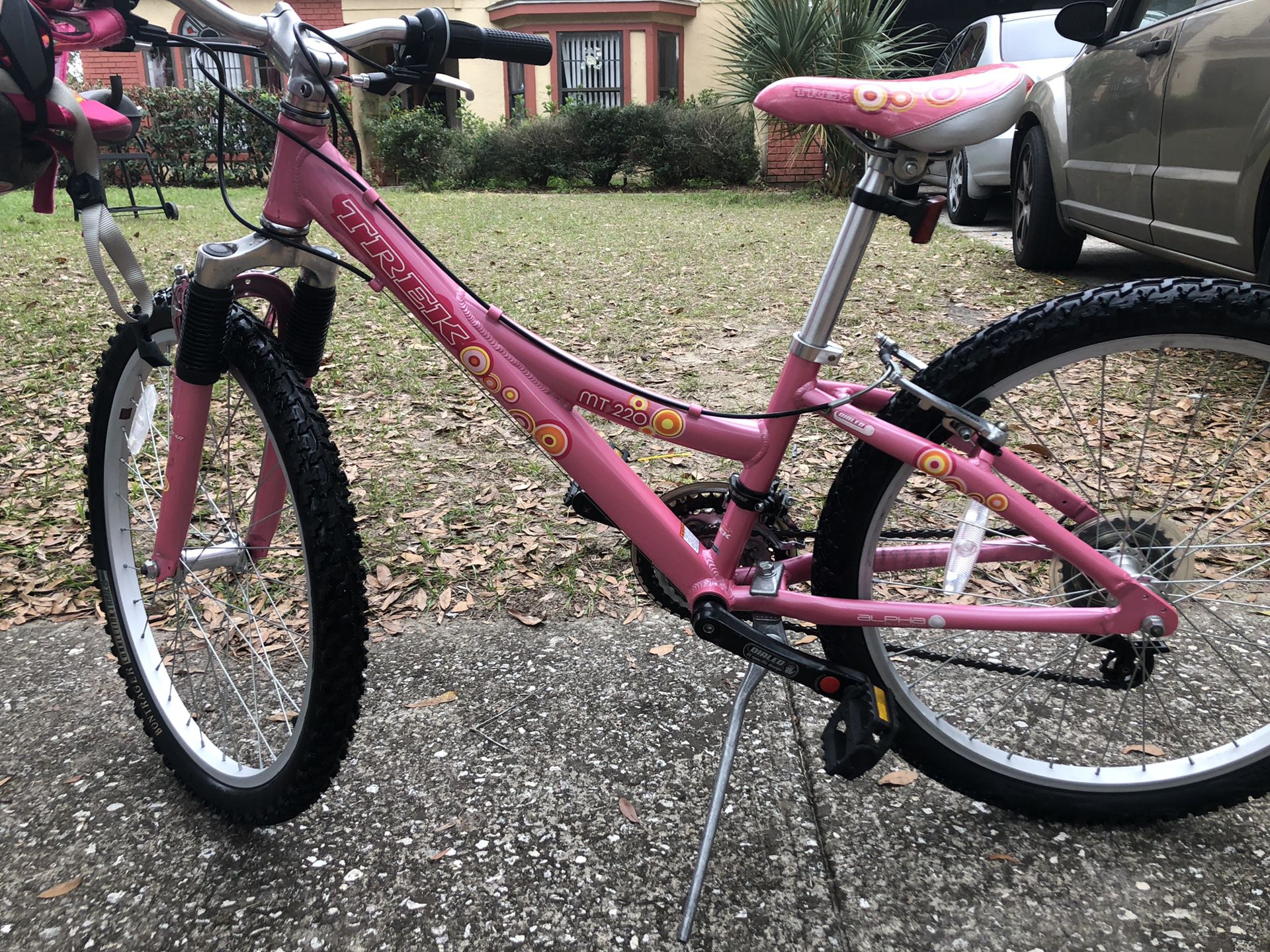 Girls trek mt220 mountain bike very good condition. Helmet and pads included