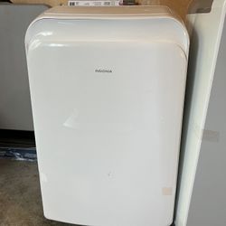 Insignia - 300 Sq. Ft. Portable Air Conditioner - White