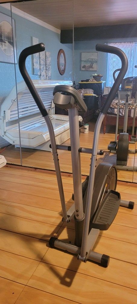 Weslo Momentum 610 Elliptical Trainer