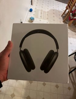 Midnight AirPod Maxes