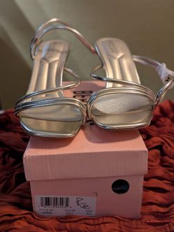 NEW Berness Gold Metallic Heels Size 8.5