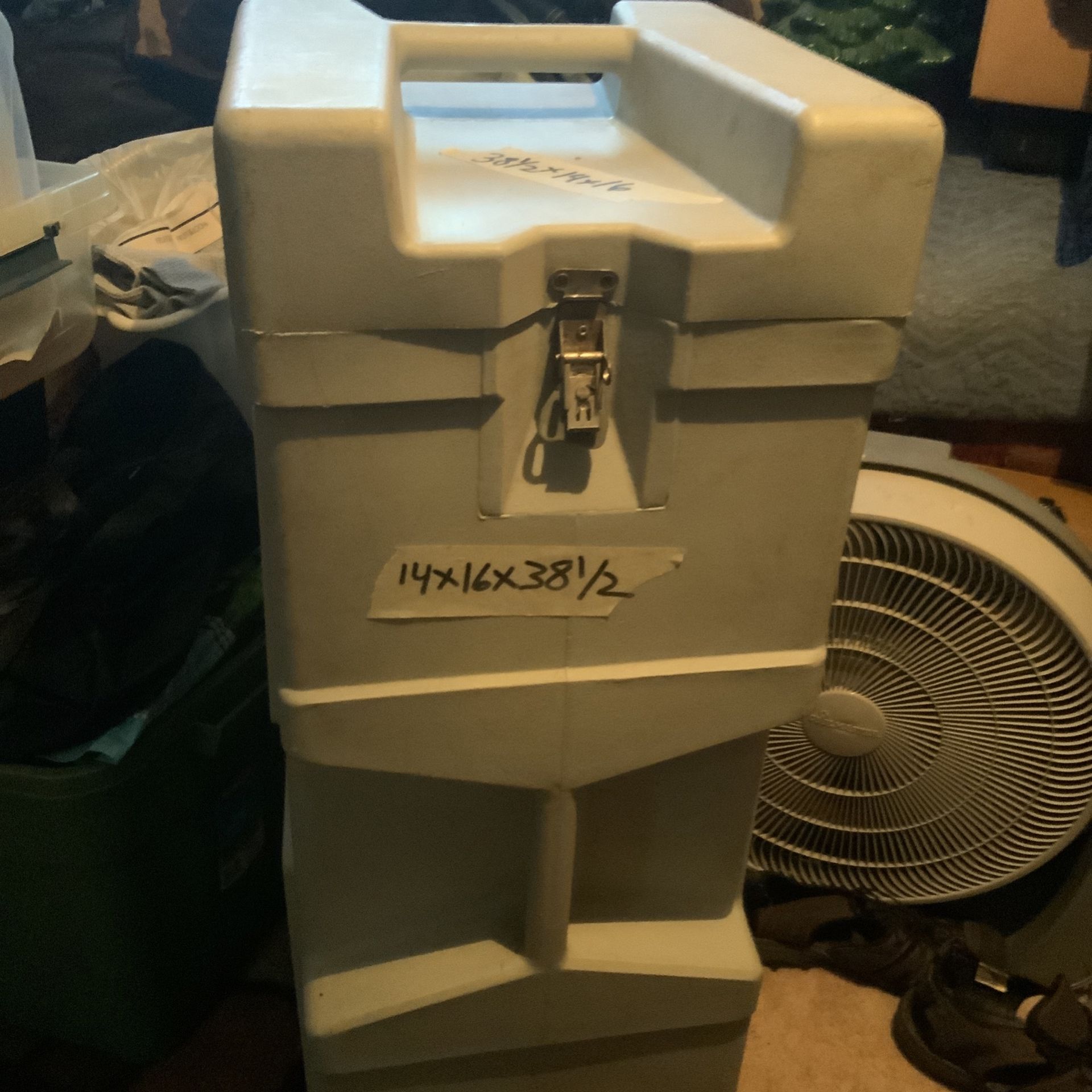 Plastic case with wheels and that locks