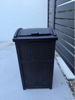 Outdoor trash bin
