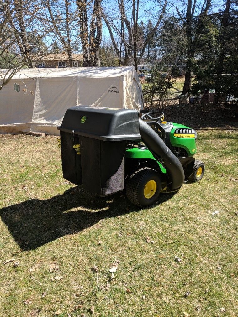 John Deere D105 Riding Lawn Mower With Grass Bagger for Sale in
