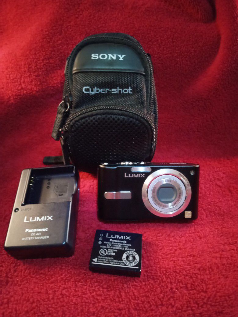 Panasonic Lumix Dmc- FX 12 CCD Digital Camera W / Charger Plus Battery Leica Lens Works Great