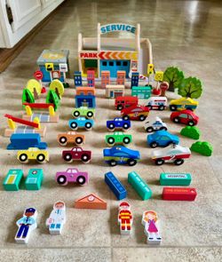 Home or school use wooden pretend play service station and parking garage toys