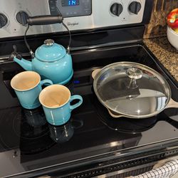 Le Creuset 10" Signature Skillet w. lid + Water Kettle w. stoneware mugs 