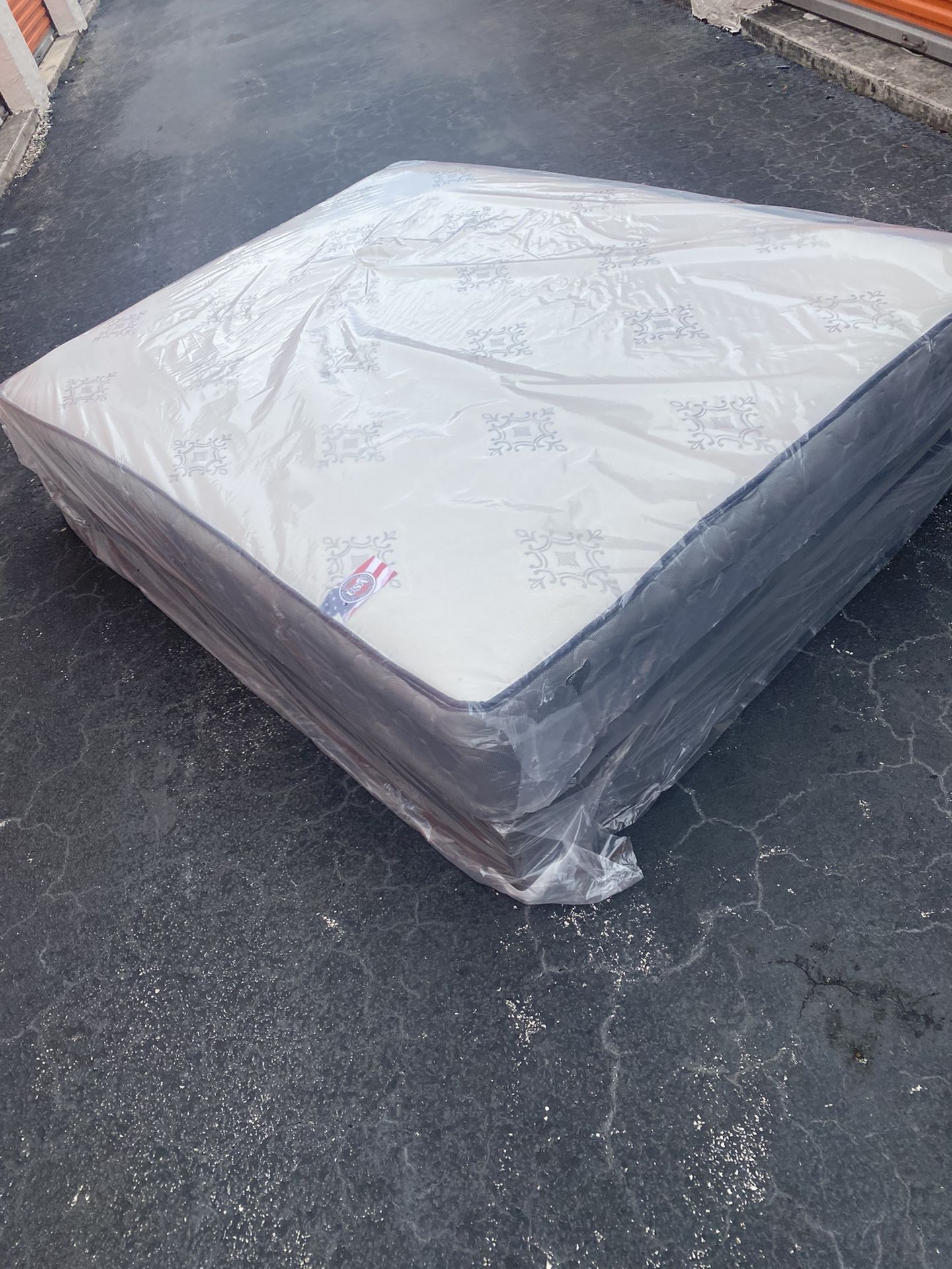NEW QUEEN REGULAR SET MATTRESS AND BOX SPRING 2pcs