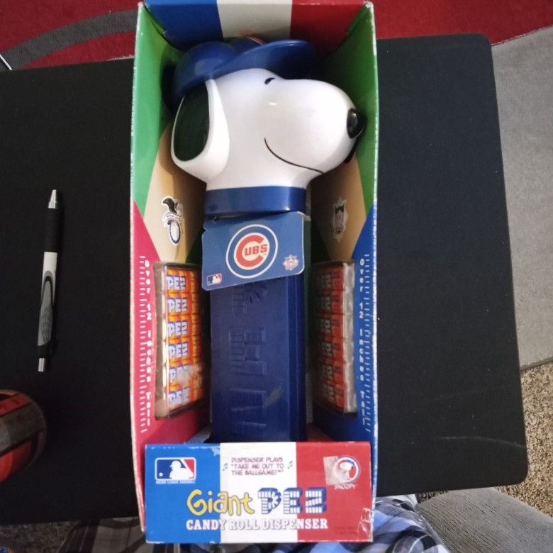 Chicago Cubs (Snoopy)Giant Pez Dispenser