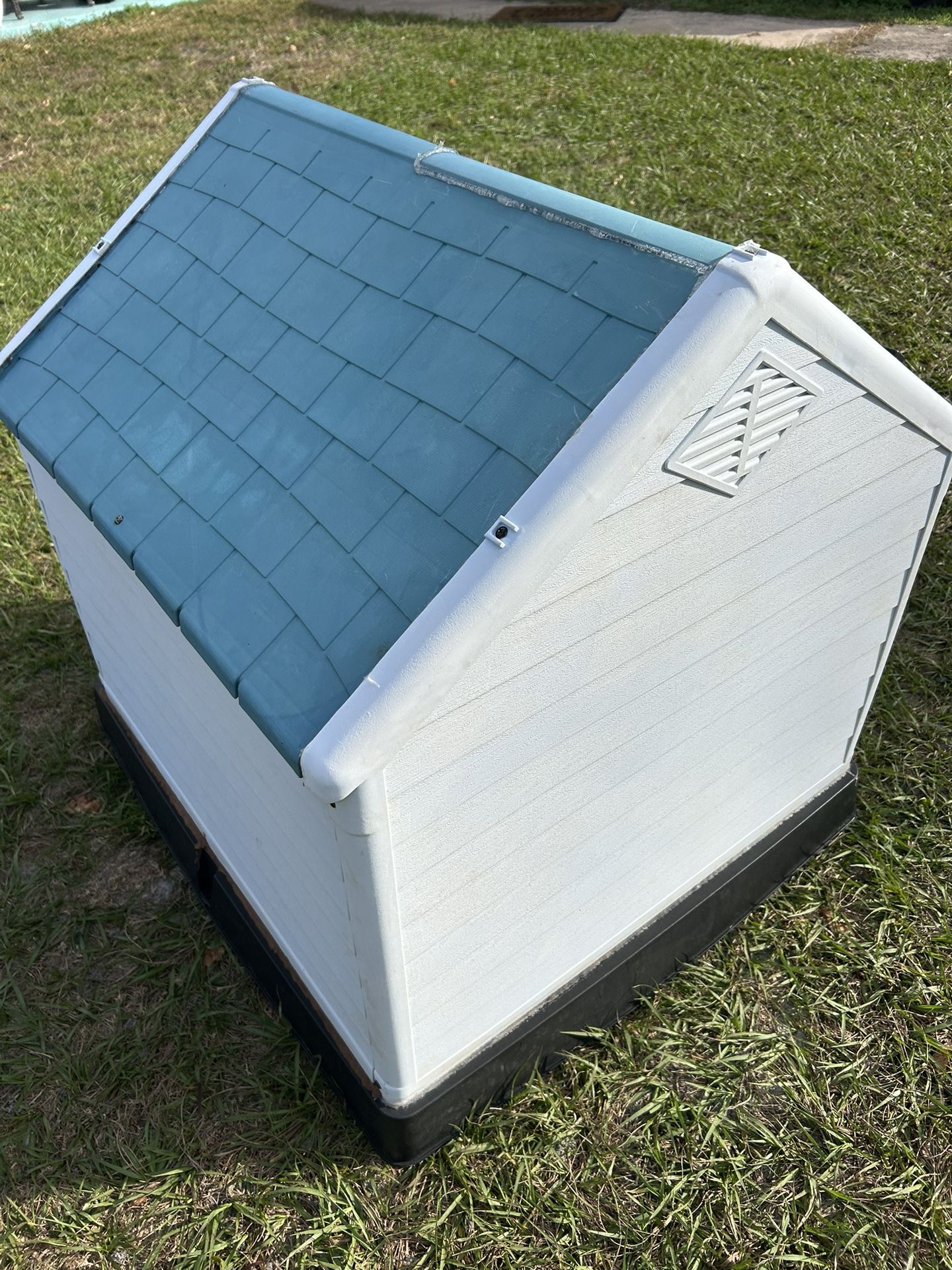 Dog house The house is in good condition 30x29