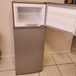 ELEMENT 7.1 CU. FT. Top Freezer Refrigirstoe - STAINLESS LOOK 2 Door