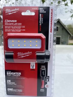 Milwaukee REDLITHIUM™ USB 550L PIVOTING FLOOD LIGHT