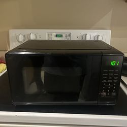 0.7 cu ft, 700 watts Microwave like new