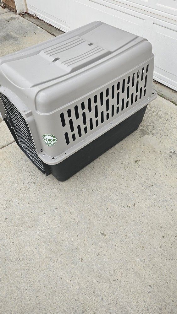 LARGE DOG KENNEL 34L X 23 W X 28H
