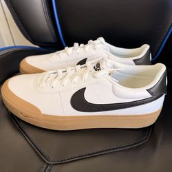 Nike court shoe 9.5M