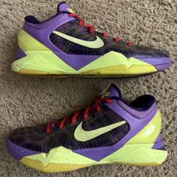 Size 9 (Pre Owned, Great Condition, No Separation) - Nike Zoom Kobe 7 Supreme Christmas