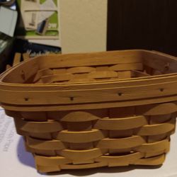 Longaberger Medium Beŕry Basket