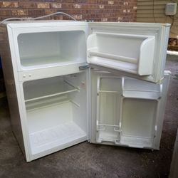 Igloo Mini Refrigerator 