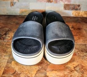 Croc's Iconic Comfort Crocband Slides Platform-Black  / White  • Size : 7-man's - 9-Woman's • 

