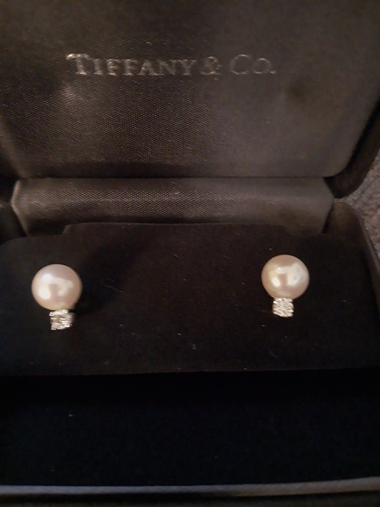 TIFFANY PEARLS SIGNATURE EARRINGS IN 18K WHITE GOLD